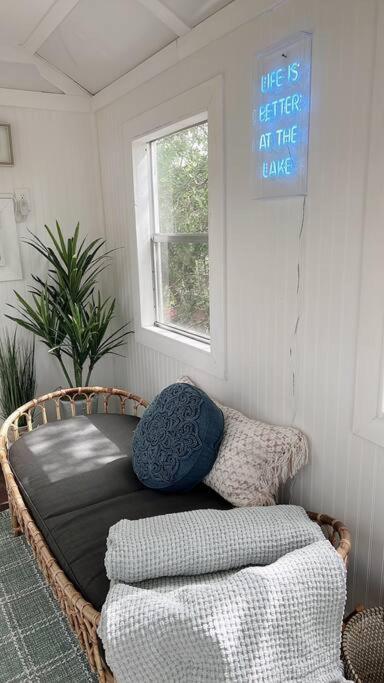 Zen Austin Home With A Cozy Tree House Exterior foto
