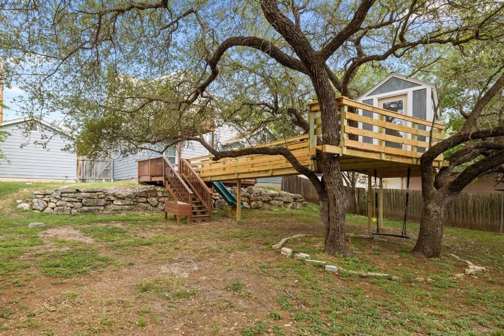 Zen Austin Home With A Cozy Tree House Exterior foto